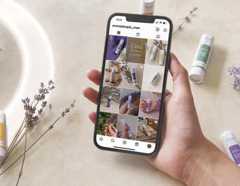 Teléfono mostrando un feed con fotos de inhaladores aromáticos